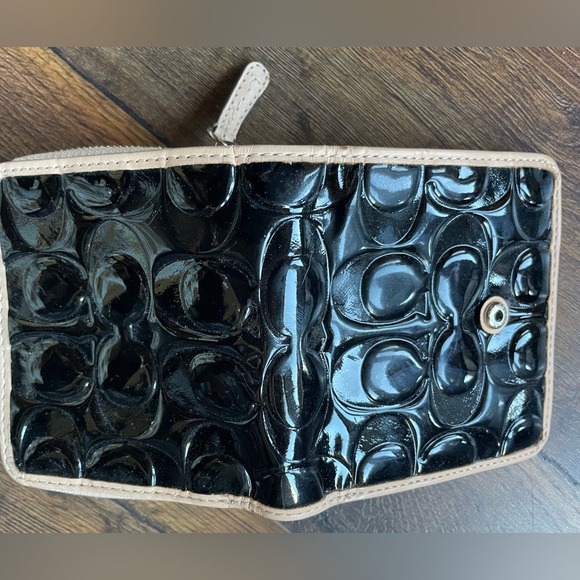 🖤Coach Patent Leather Black and Tan Wallet🖤 - Picture 4 of 7